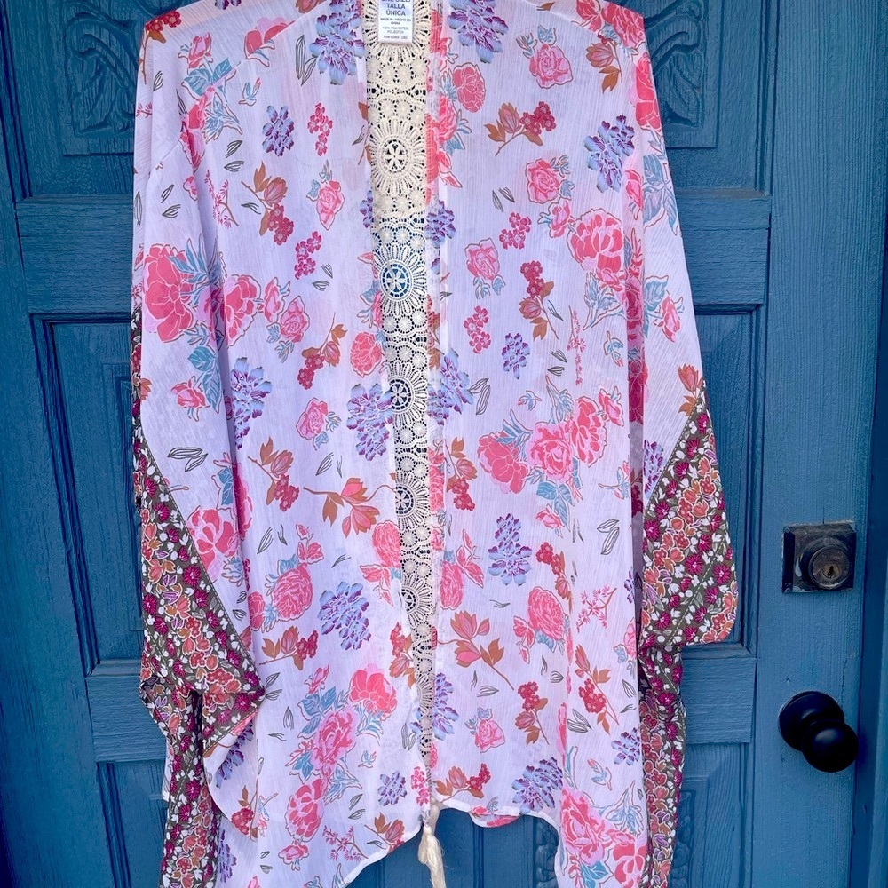 Time and Tru Floral Kimono with Lace Detail